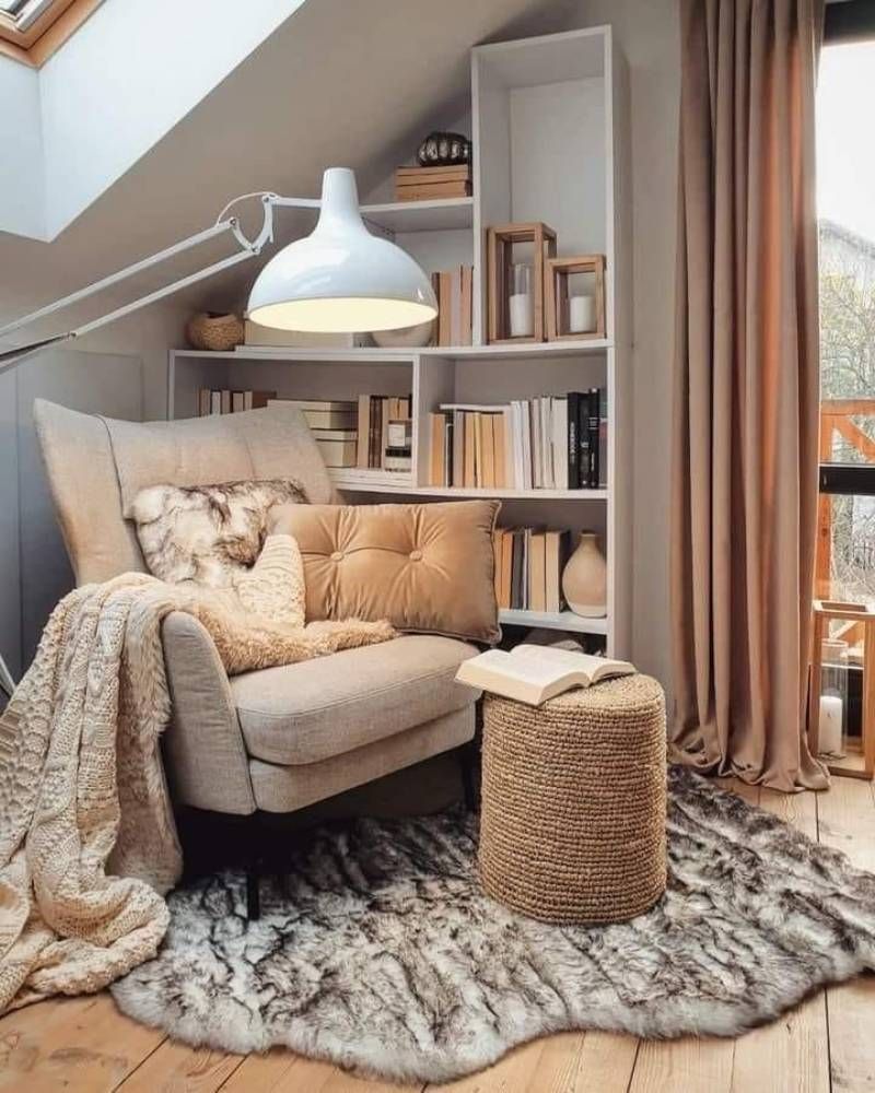 Rincón de lectura de estilo hygge.