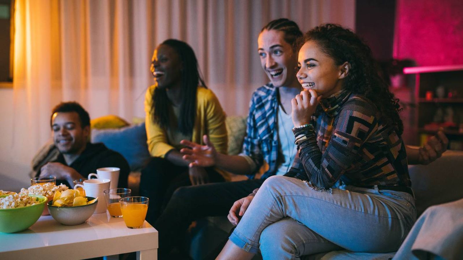 Fiesta con amigos en casa para ver el evento en televisión.