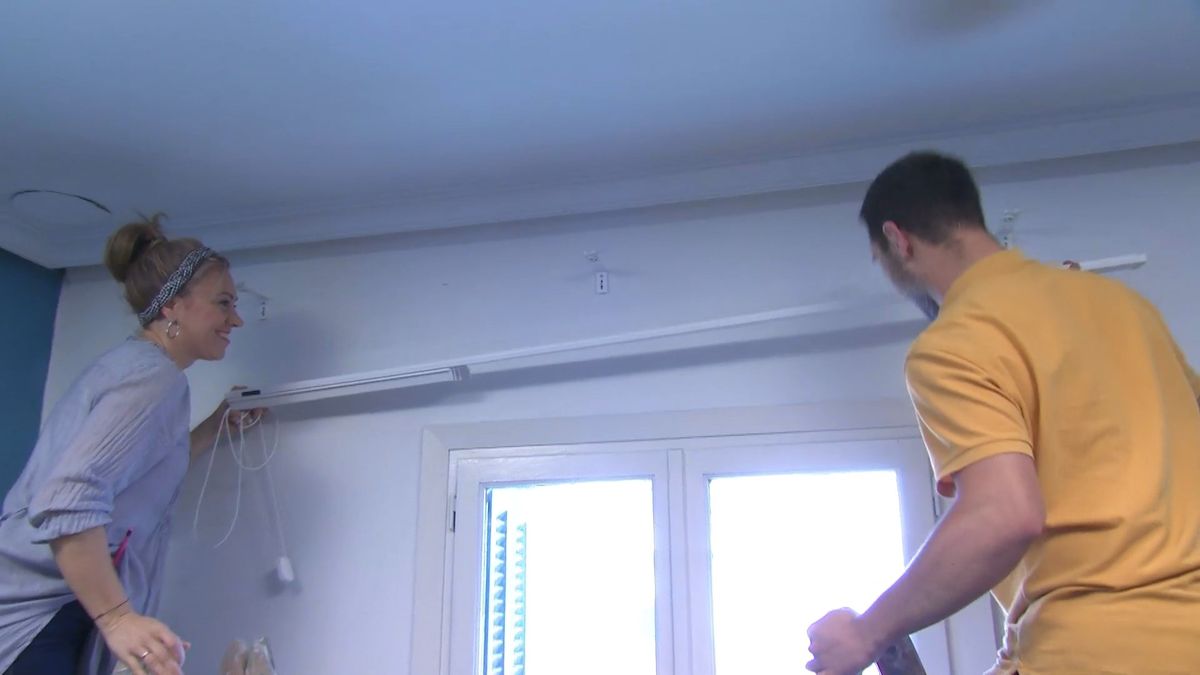 Deco739 Salón moderno con estantería de pales paso 7