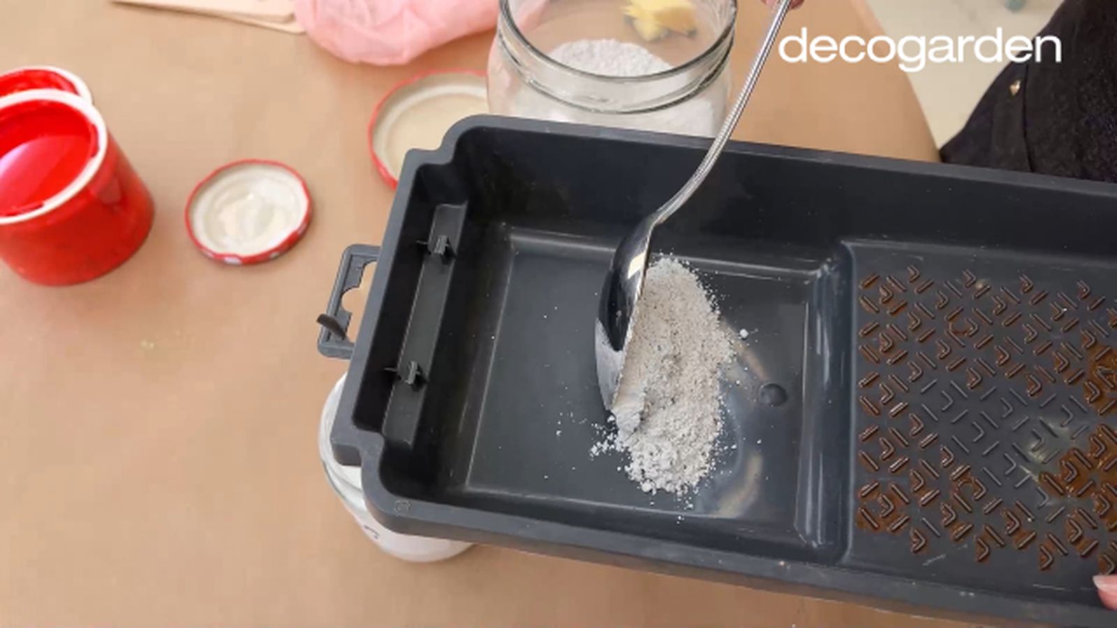como hacer pintura tiza casera con yeso paso 1