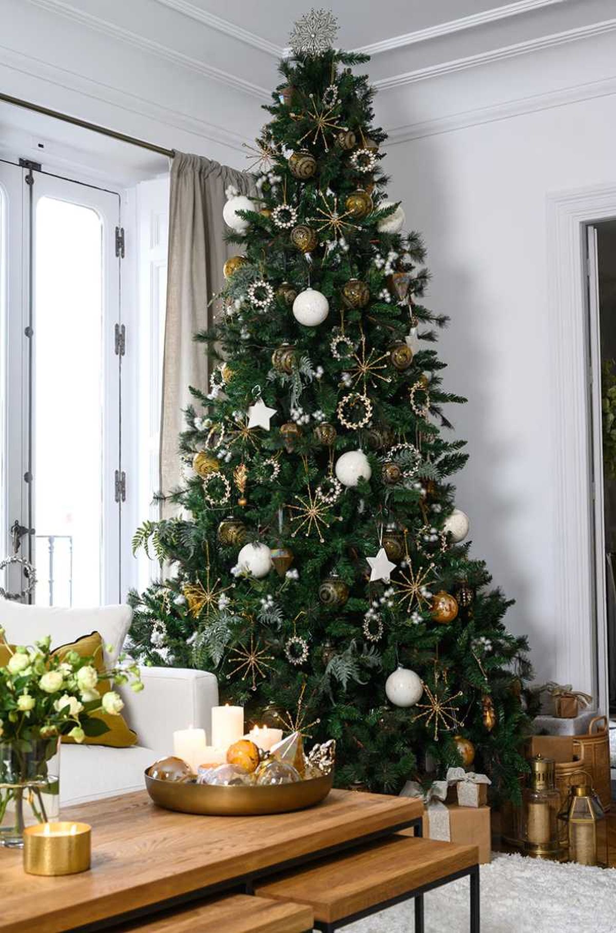 Árbol de Navidad frondoso con decoración elegante.