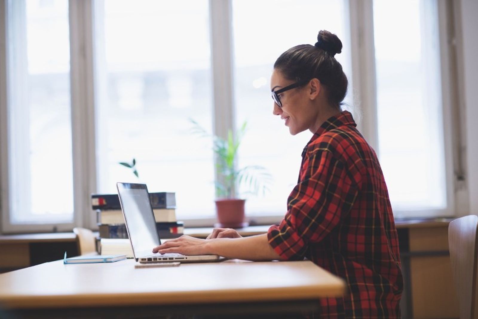 Una camisa de leñador es perfecta para trabajar desde casa con un estilo informal