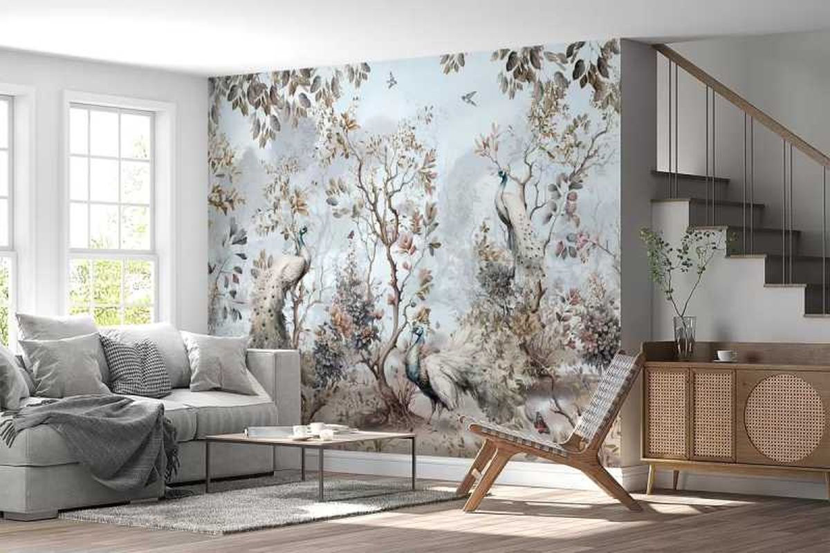 Salón con pared con mural floral y pavos reales.