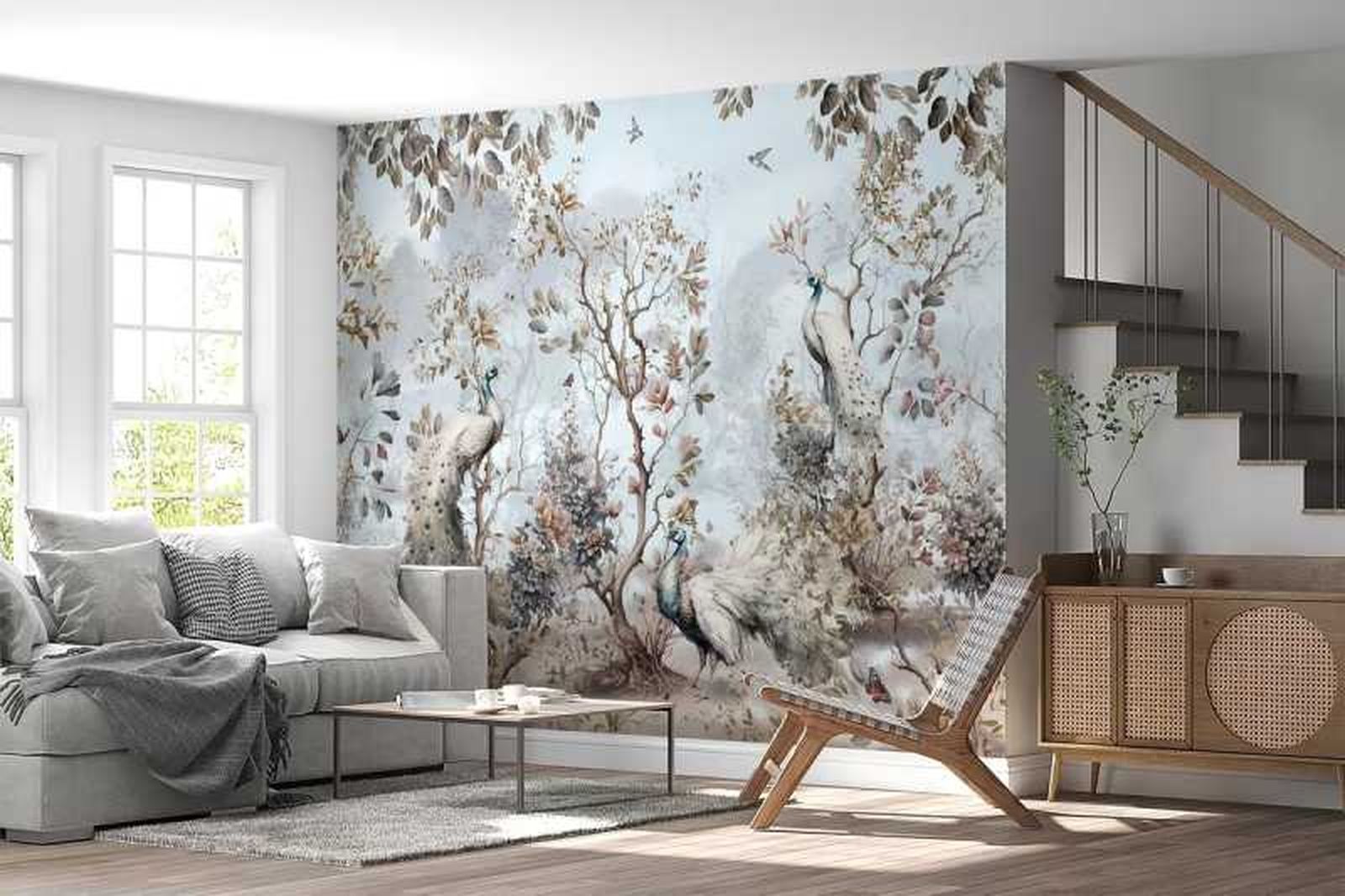 Salón con pared con mural floral y pavos reales.