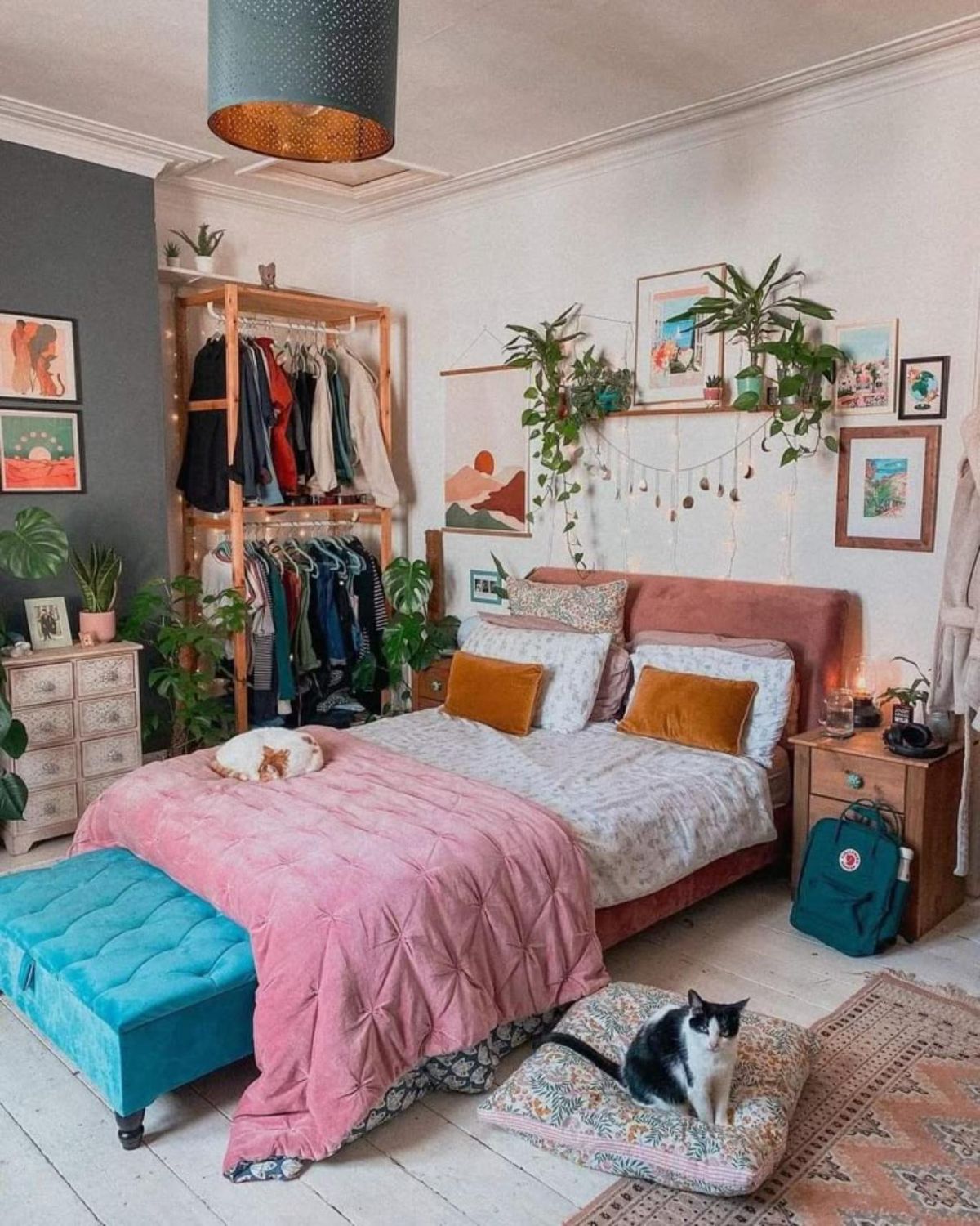 Dormitorio acogedor decorado con plantas.