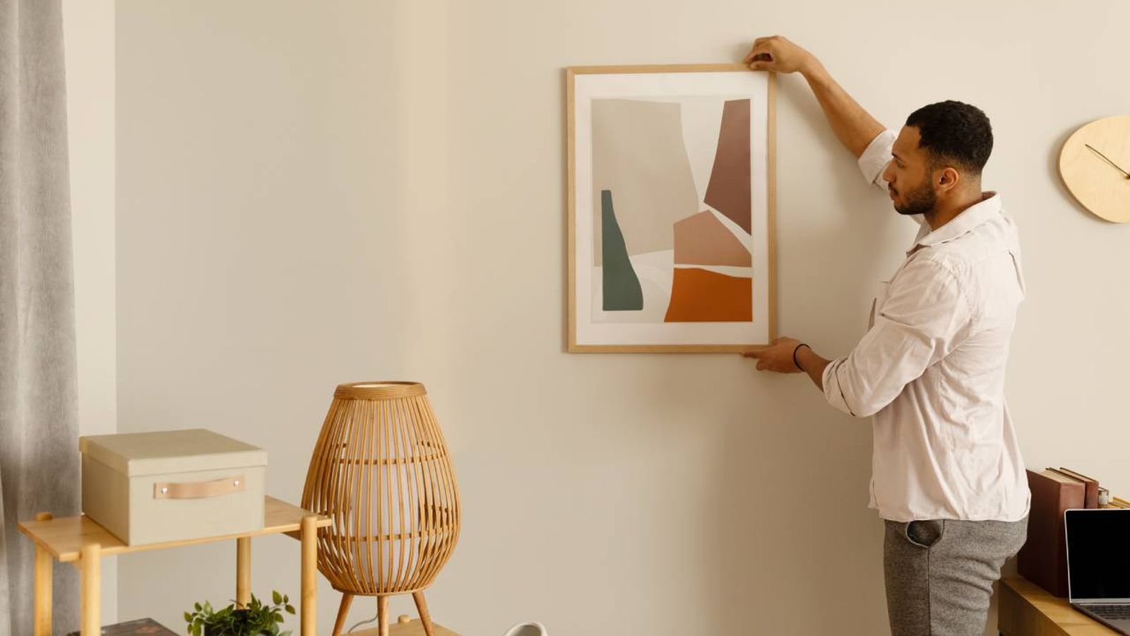 Poner un cuadro en la pared.