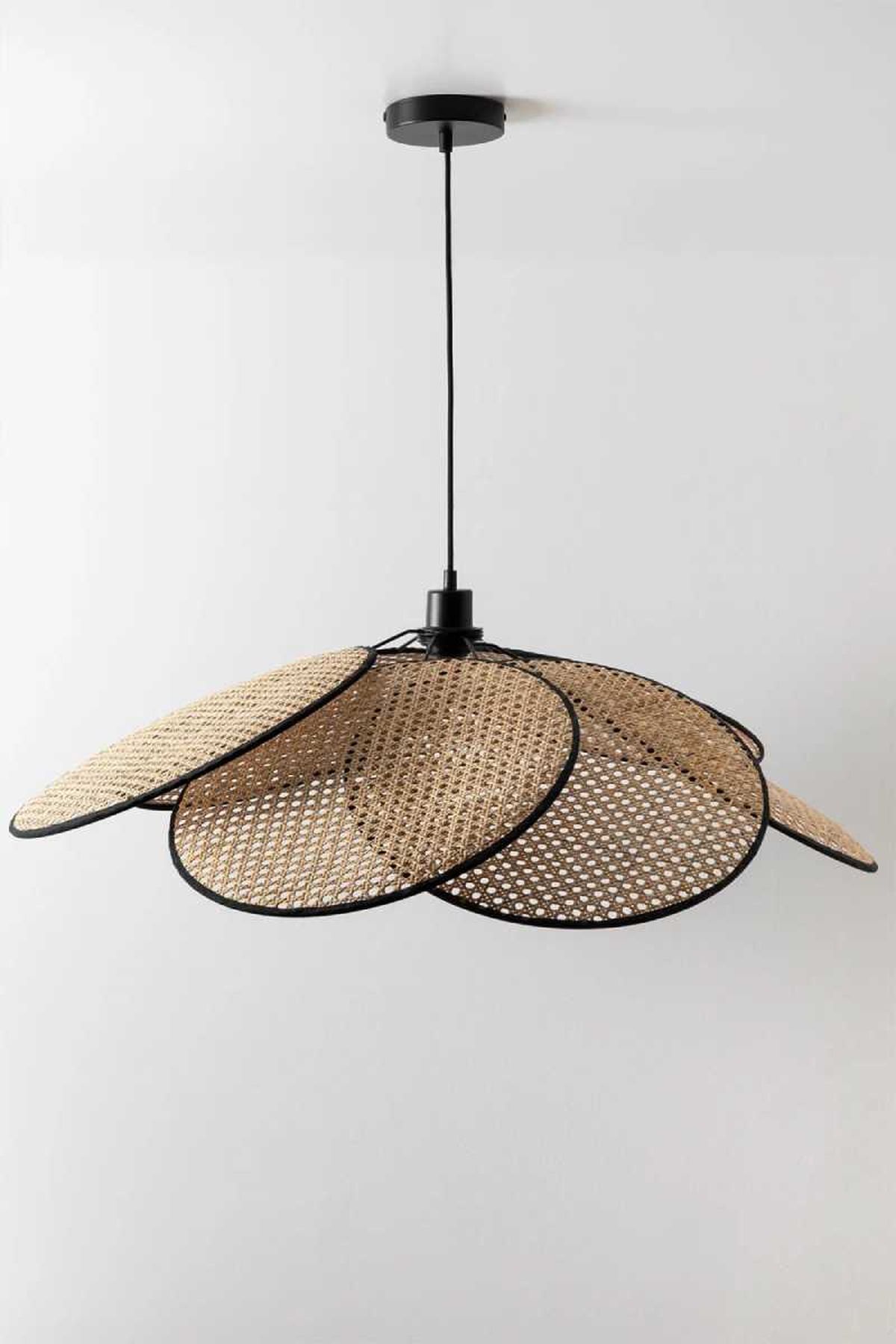 Lámpara flor Okai de ratán con borde negro.