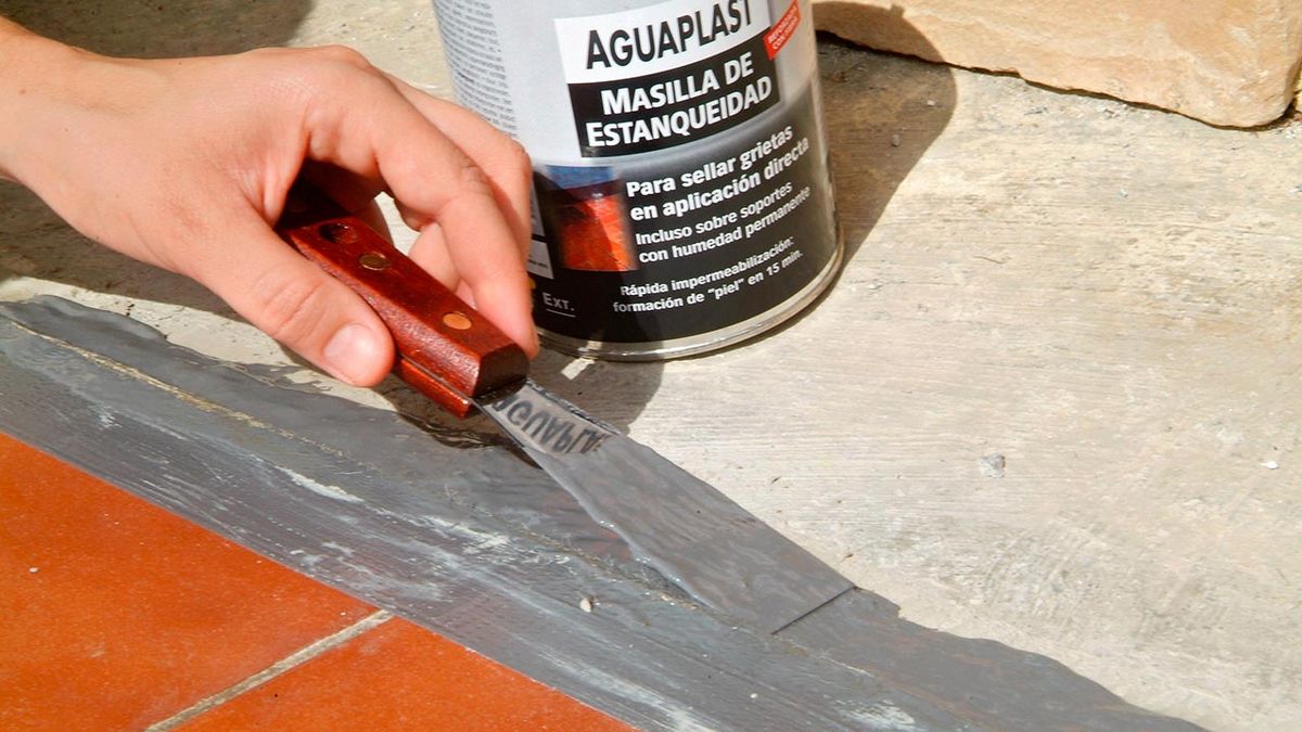brico 0502 2 arreglo grieta suelo exterior paso 6