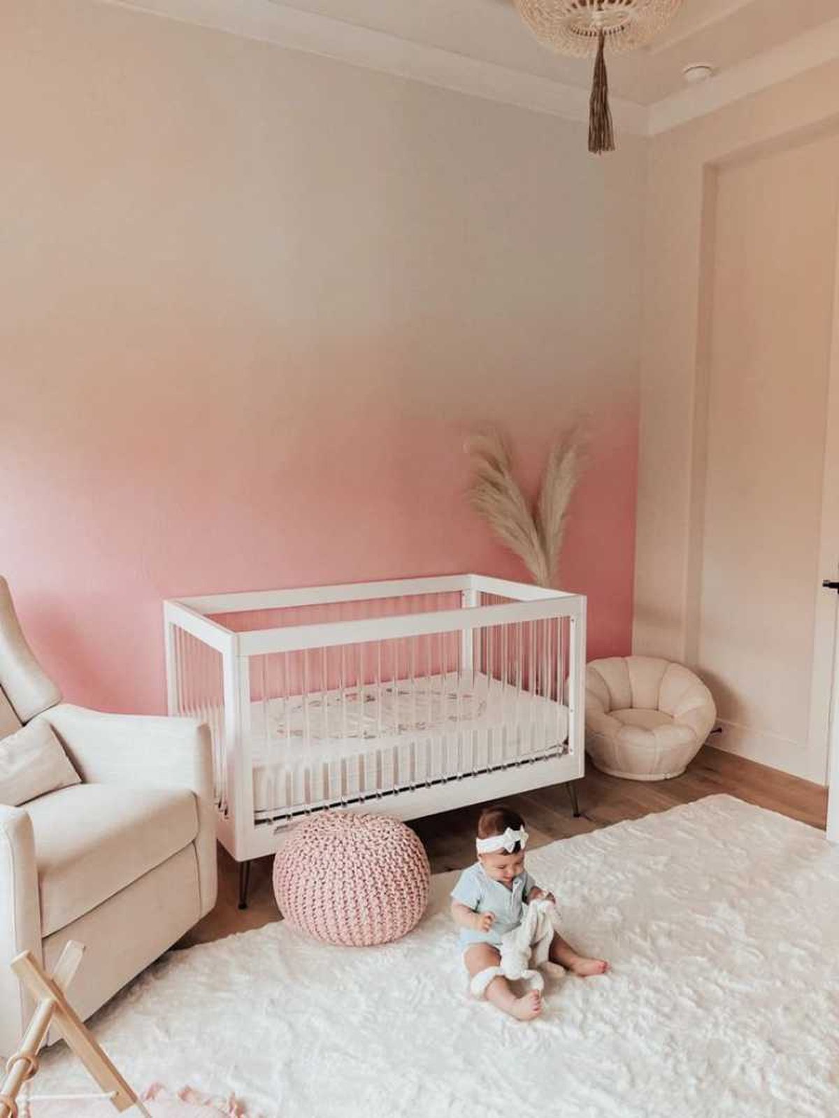 Dormitorio infantil con pared de efecto ombré en tonos sencillos.