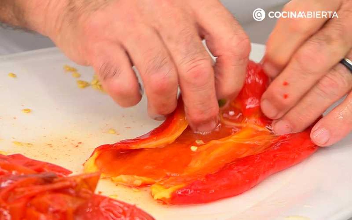 Pela los pimientos rojos