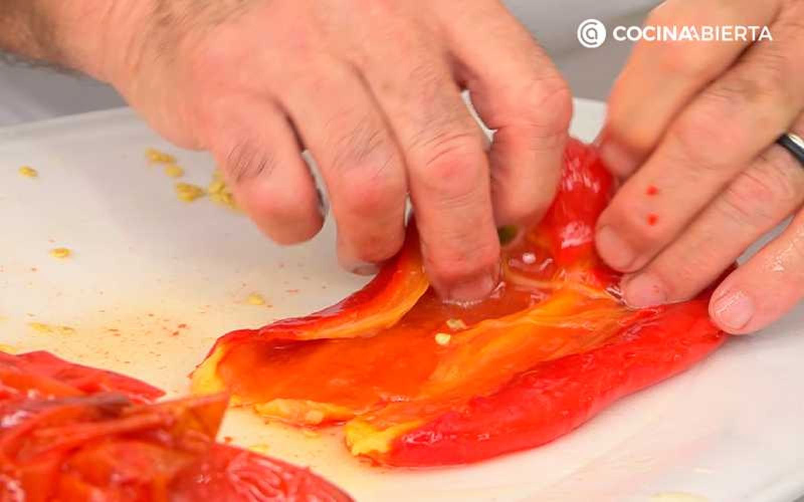 Pela los pimientos rojos