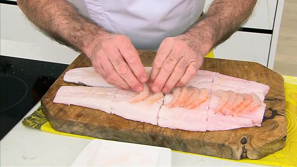 KARL66610320 merluza rellena de gambas receta karlos arguinano paso3