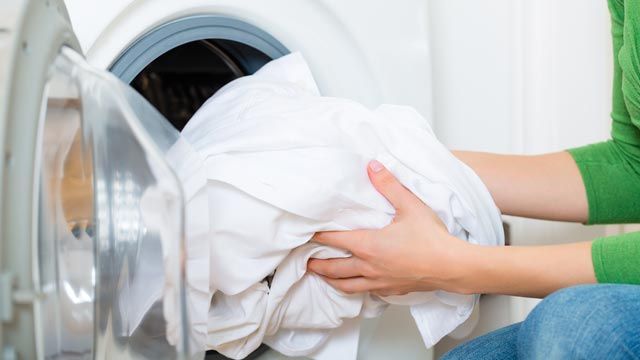 como quitar las manchas amarillas de sabanas ropa guardada