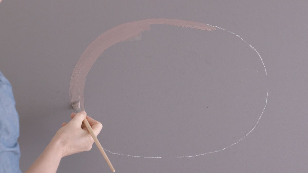 Cómo pintar formas ovaladas en la pared paso 5
