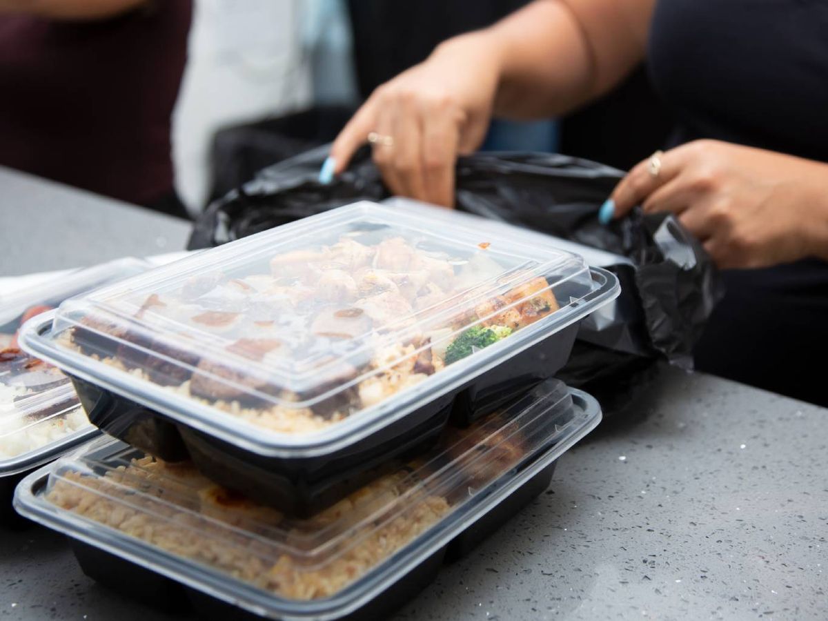 Los comercios deben ofrecer envases gratis para poder llevarse la comida sobrante