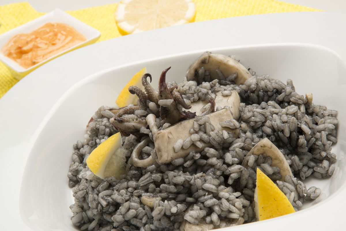 5790 1 Arroz negro con sepia y alioli de morron (1174) xl