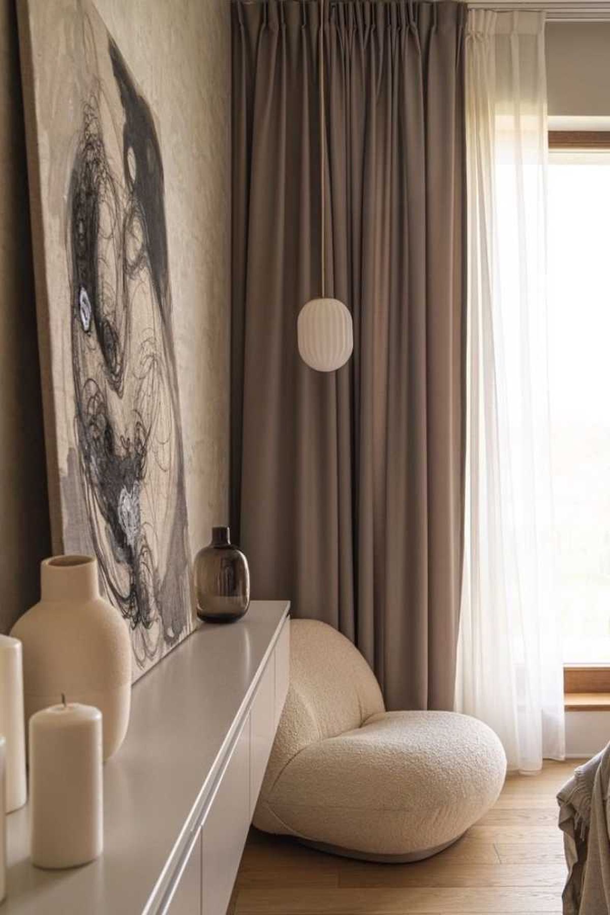 Salón decorado en Mocha Mousse con muebles de estilo bold.