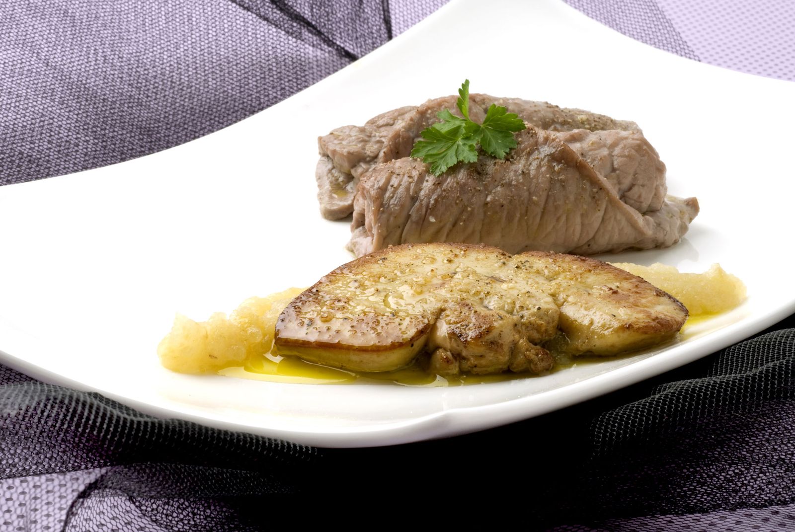 Filetes con foie y puré de manzana