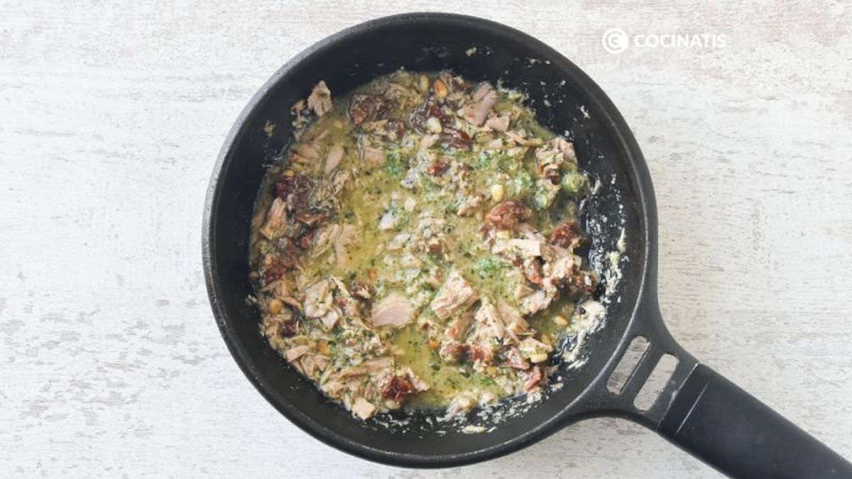 Agregamos caldo de la cocción para hacer la salsa para los espaguetis