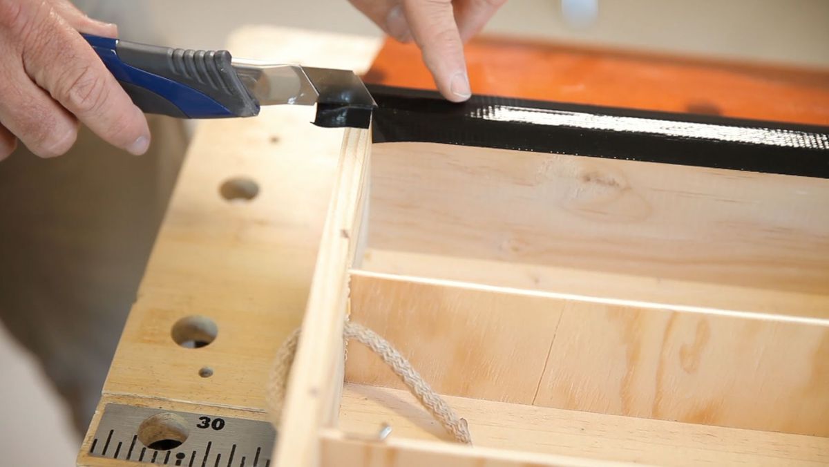 Cómo fijar una tapa para una caja con cinta americana paso 6