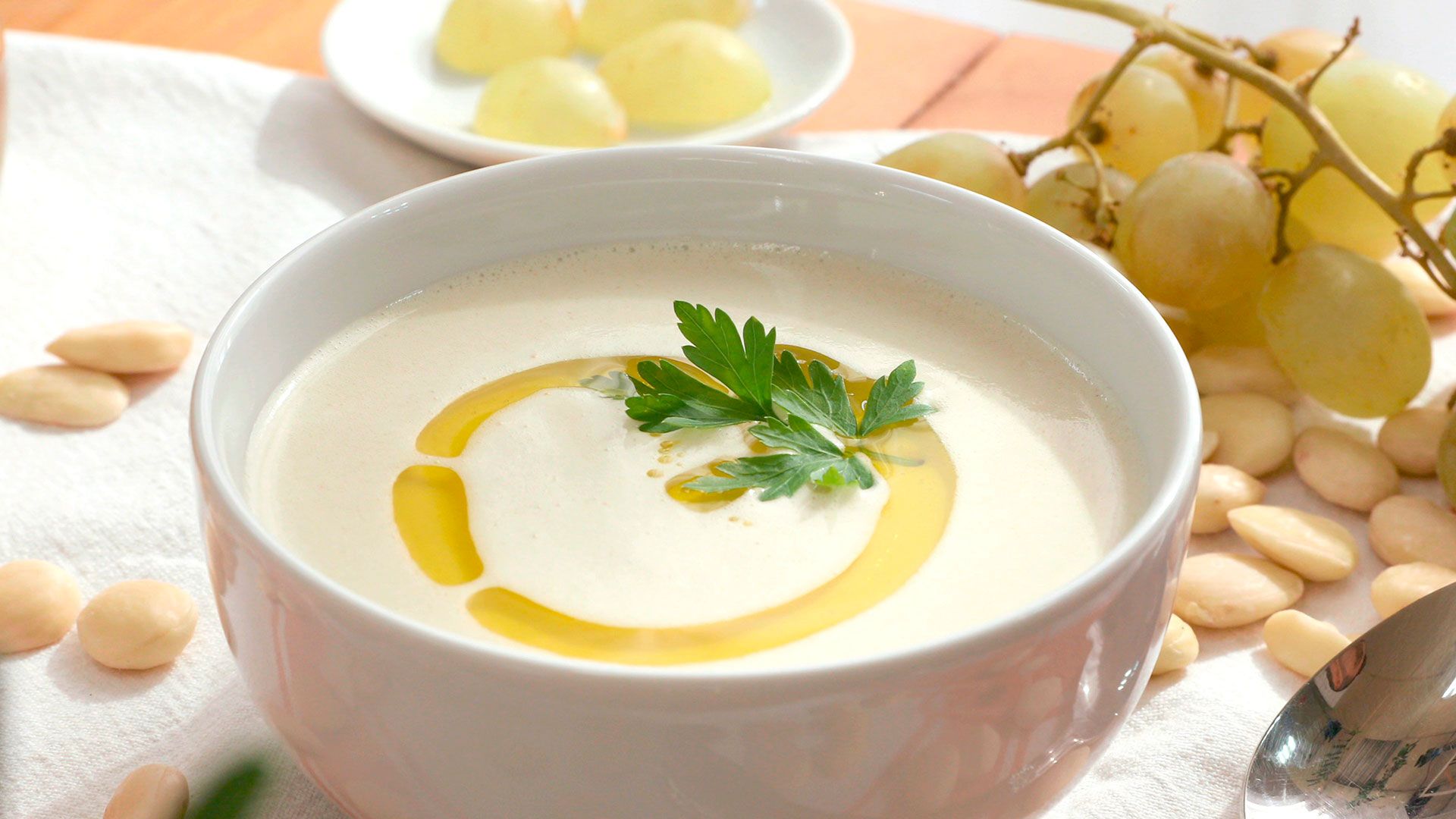 Acompaña el ajoblanco con uvas blancas peladas o melón para darle un toque dulce