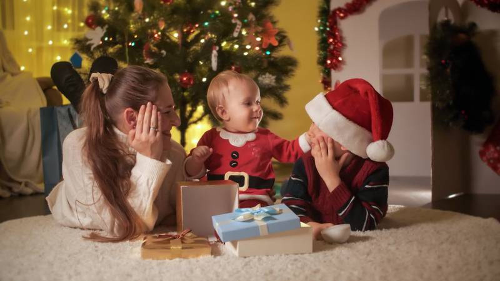 Familia abriendo los regalos de Navidad.