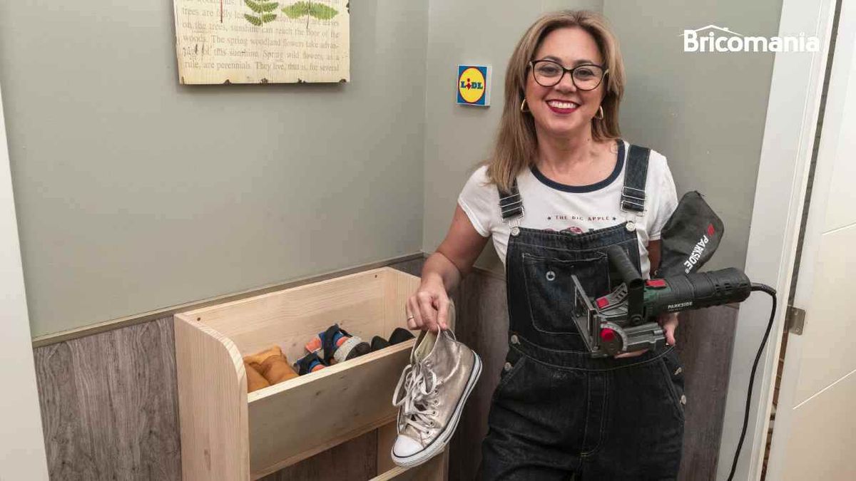 Yolanda Alzola junto a un zapatero casero de madera