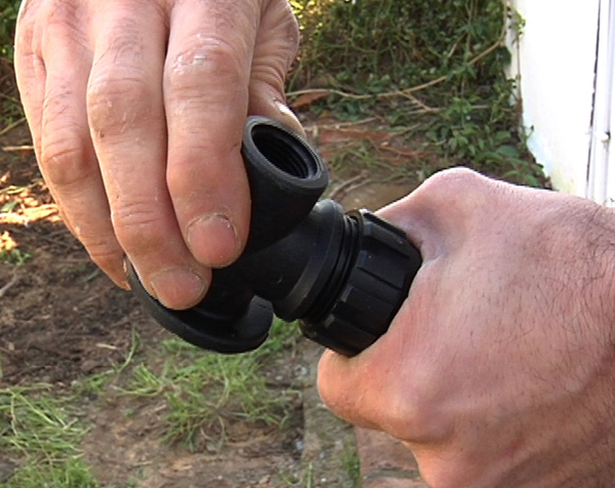 Instalar un grifo en el jardín paso 6
