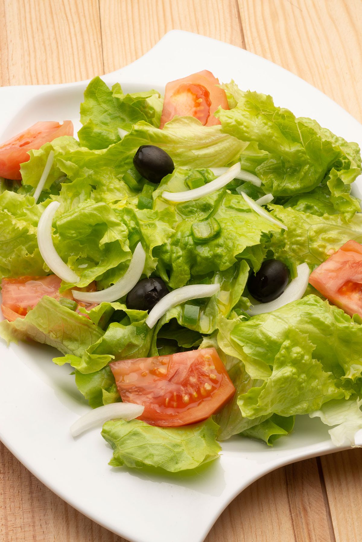 KARL6374 ensalada lechuga tomtae aceitunas negras v