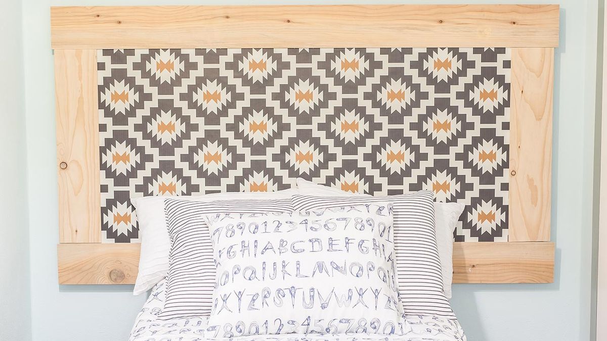 Cabecero de cama hecho con una puerta y una alfombra vinílica.