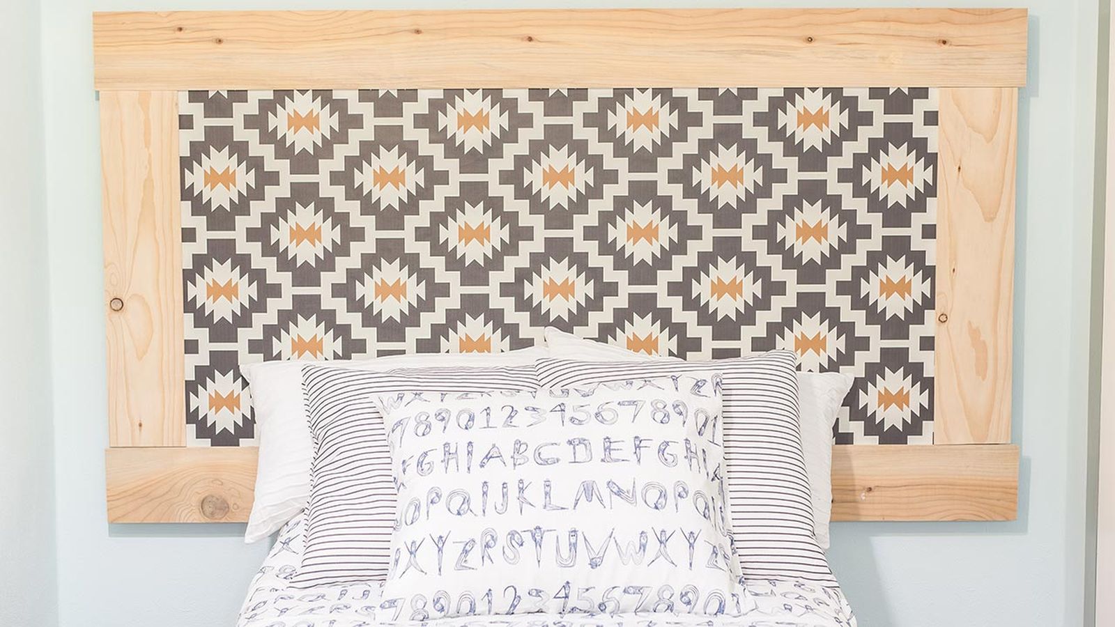 Cabecero de cama hecho con una puerta y una alfombra vinílica.
