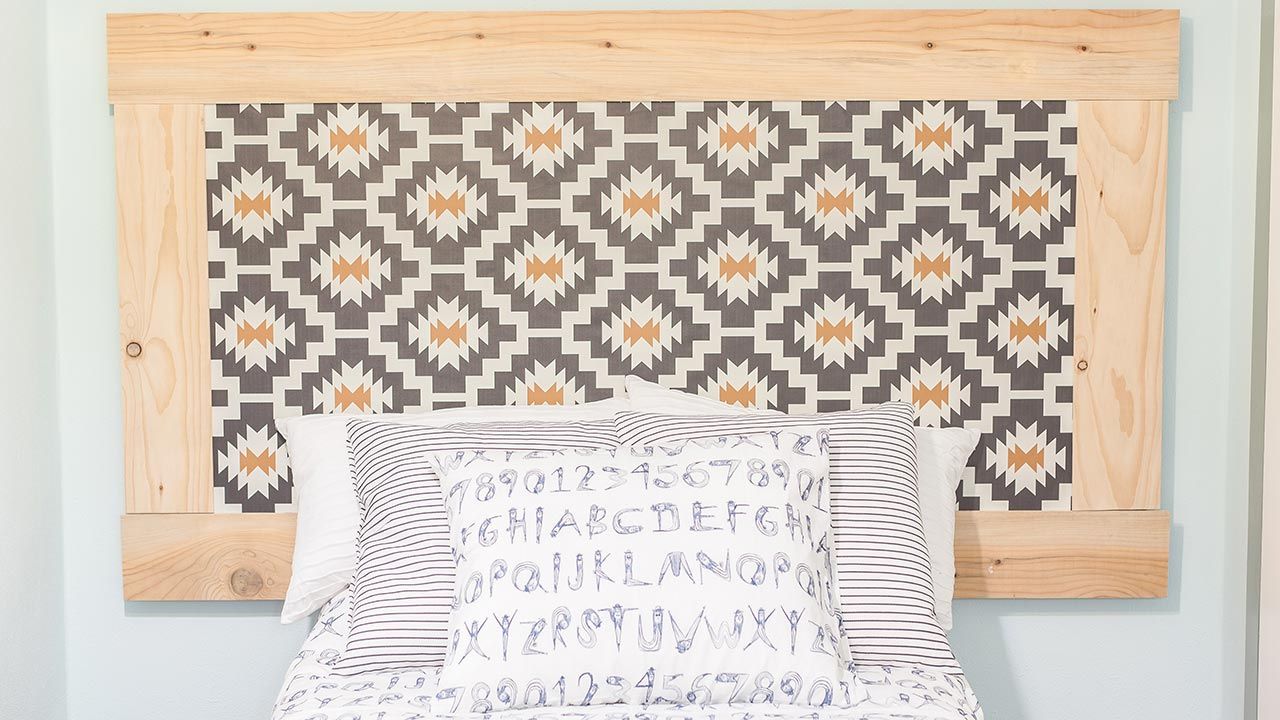 Cabecero de cama hecho con una puerta y una alfombra vinílica.