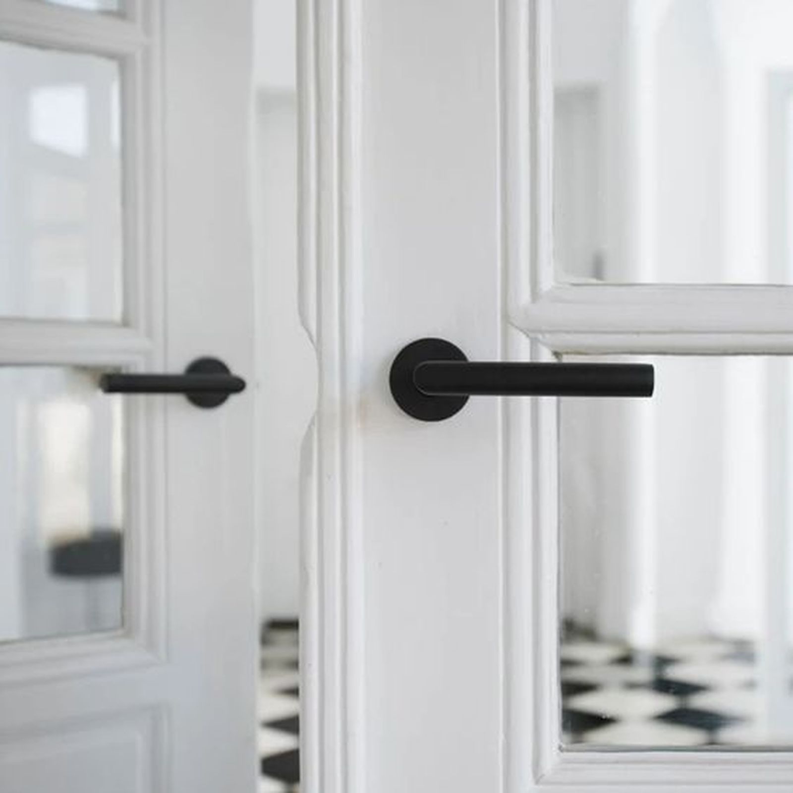 puerta blanca francesa manilla negra