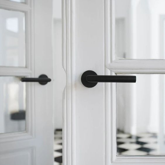 puerta blanca francesa manilla negra
