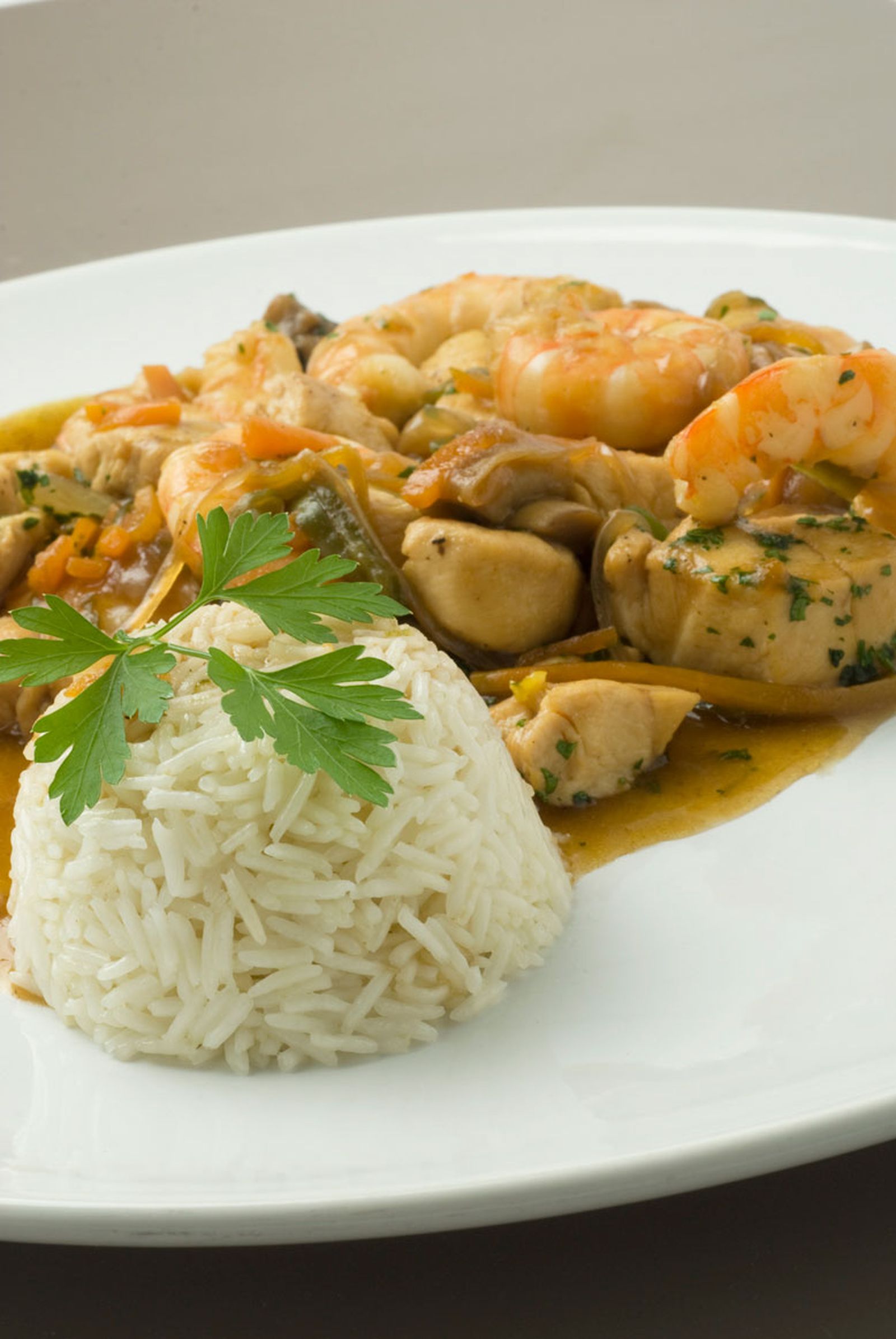 Salteado de pollo y langostinos con arroz