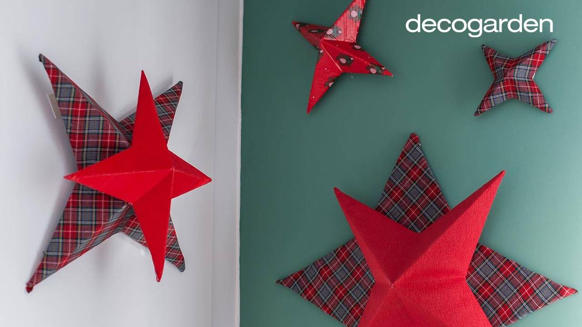 Estrellas de Navidad de cartón, tela y papel adhesivo.