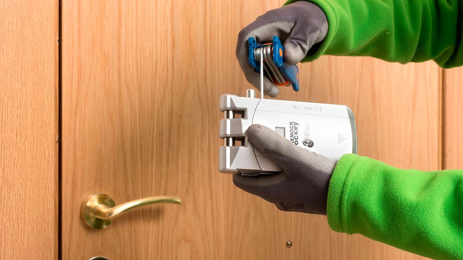 Como colocar una cerradura invisible en la puerta paso 1