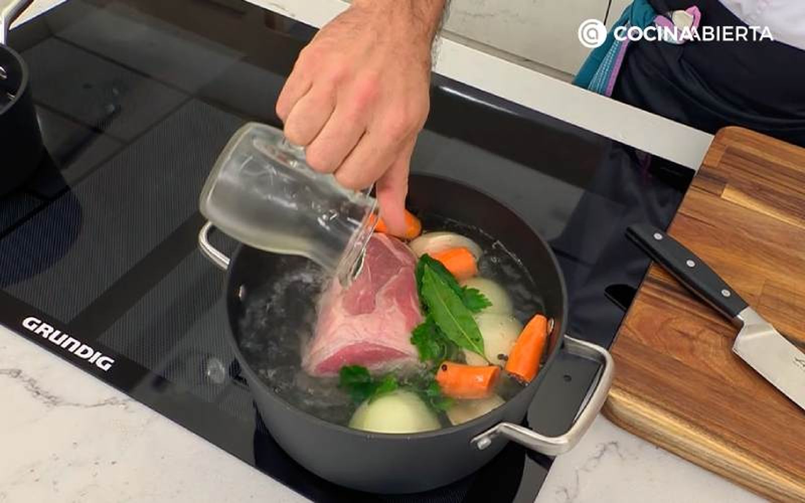 Cuece la carne a fugo suave-medio