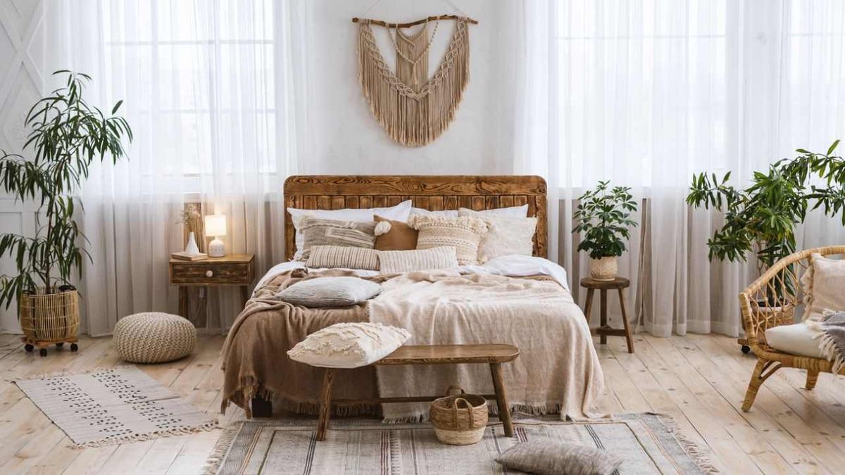 Dormitorio de estilo boho chic con plantas