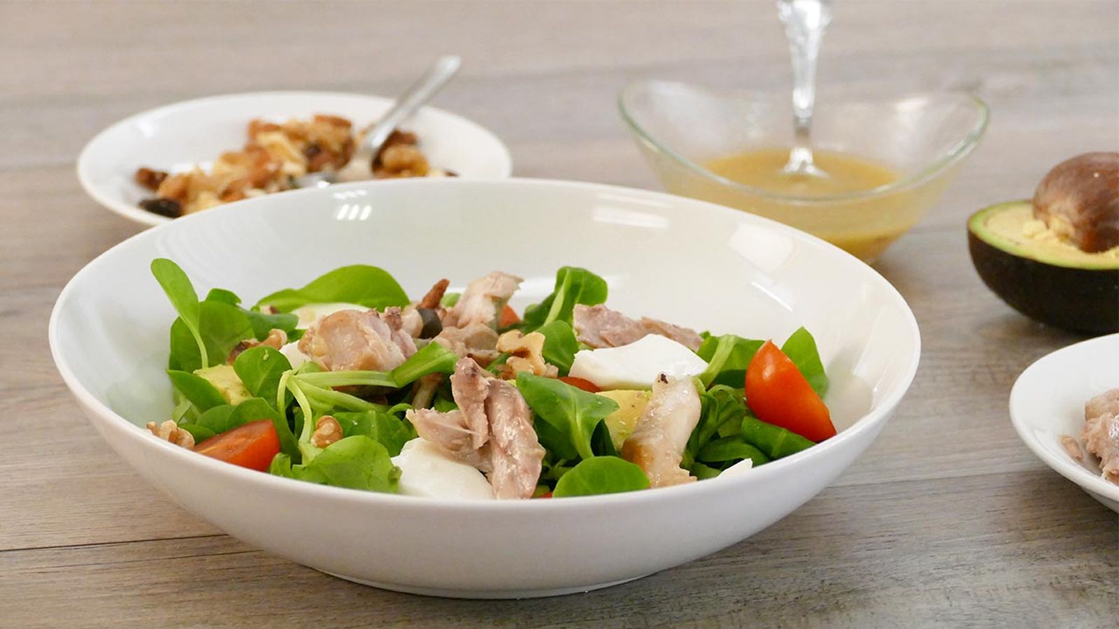 Receta de carne de conejo confitada con frutos secos en ensalada