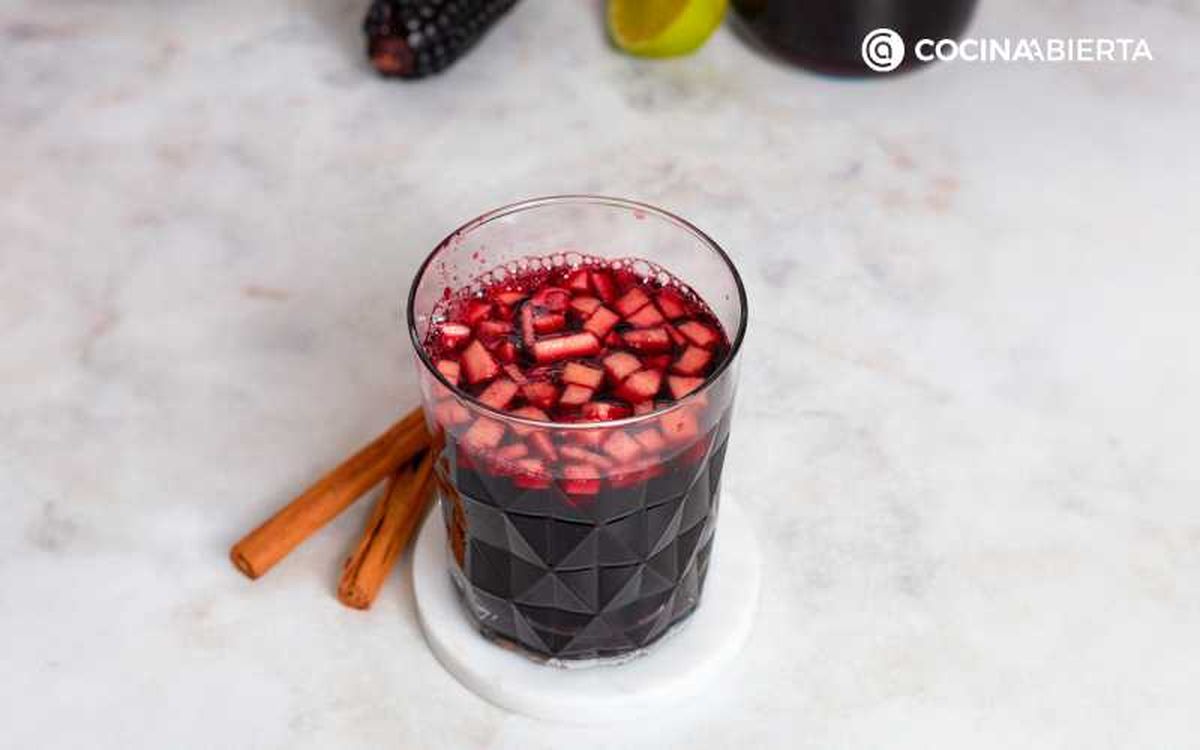 Sirve con manzana cortada en dados pequeños