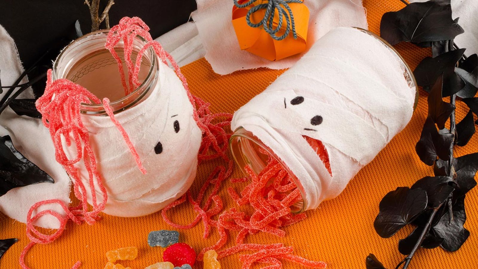 Vasos y tarros de cristal decorados para Halloween 4