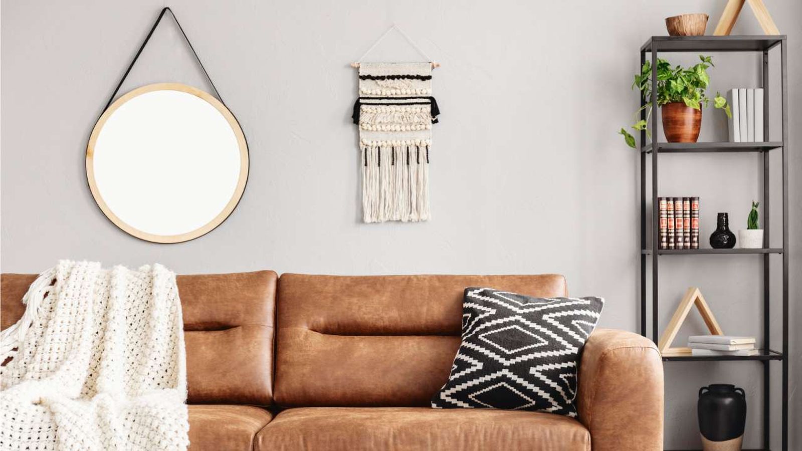 como decorar sofa marron