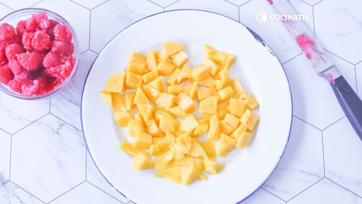 Frambuesas y mango en dados pequeños