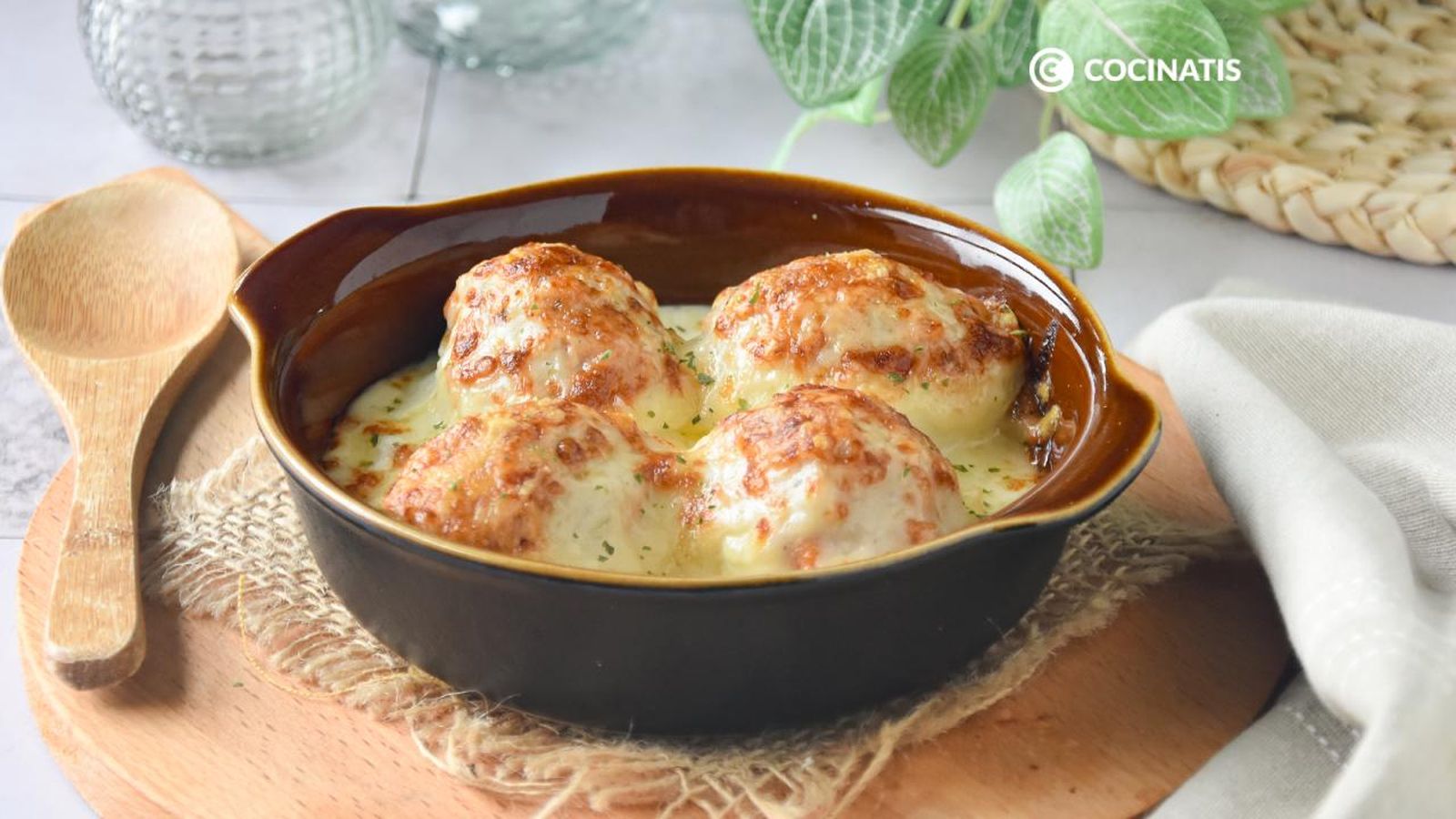 Huevos rellenos con bechamel