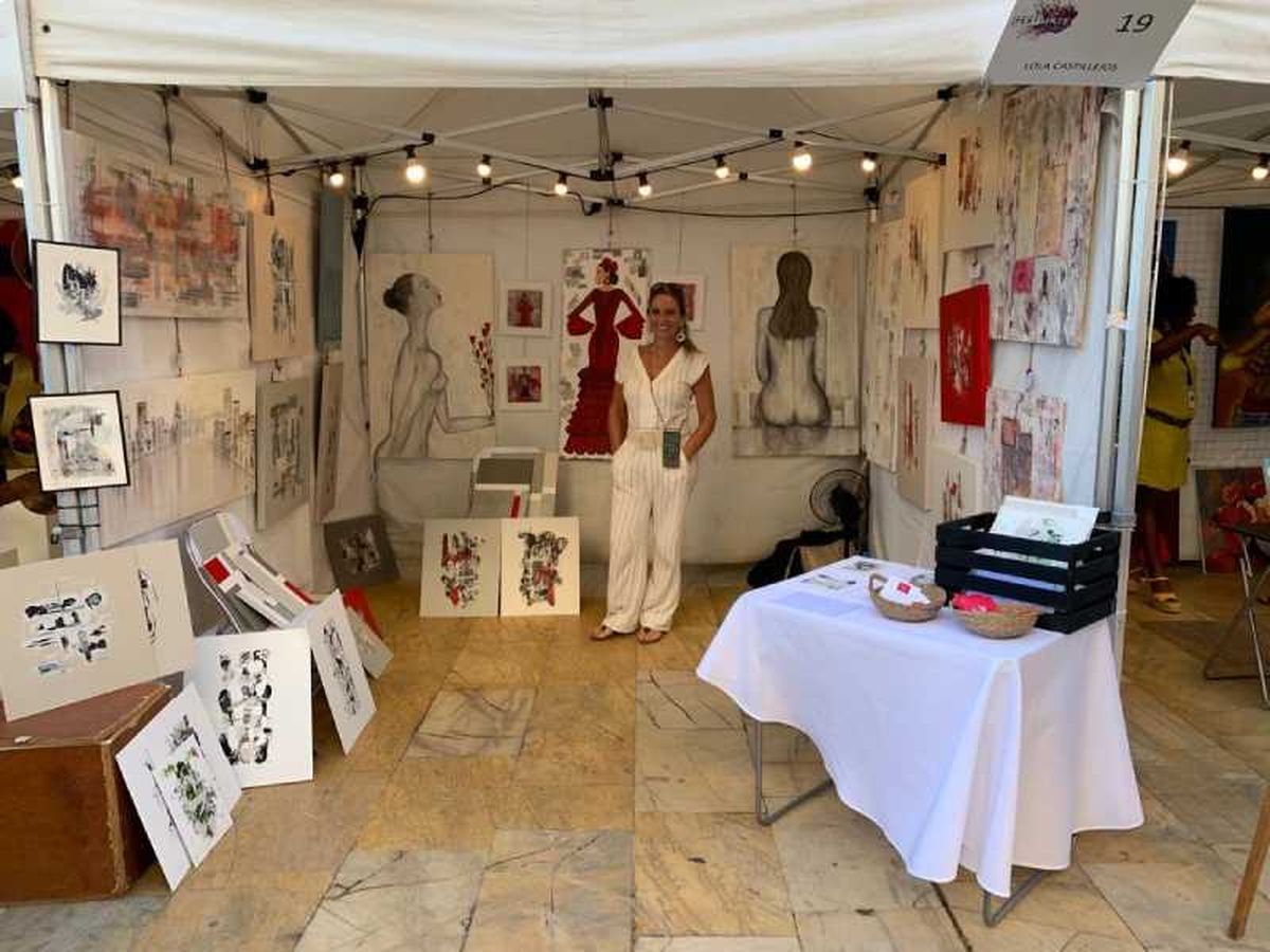 La artista Lola Castillejos en el puesto de una exposición de arte en Marbella.