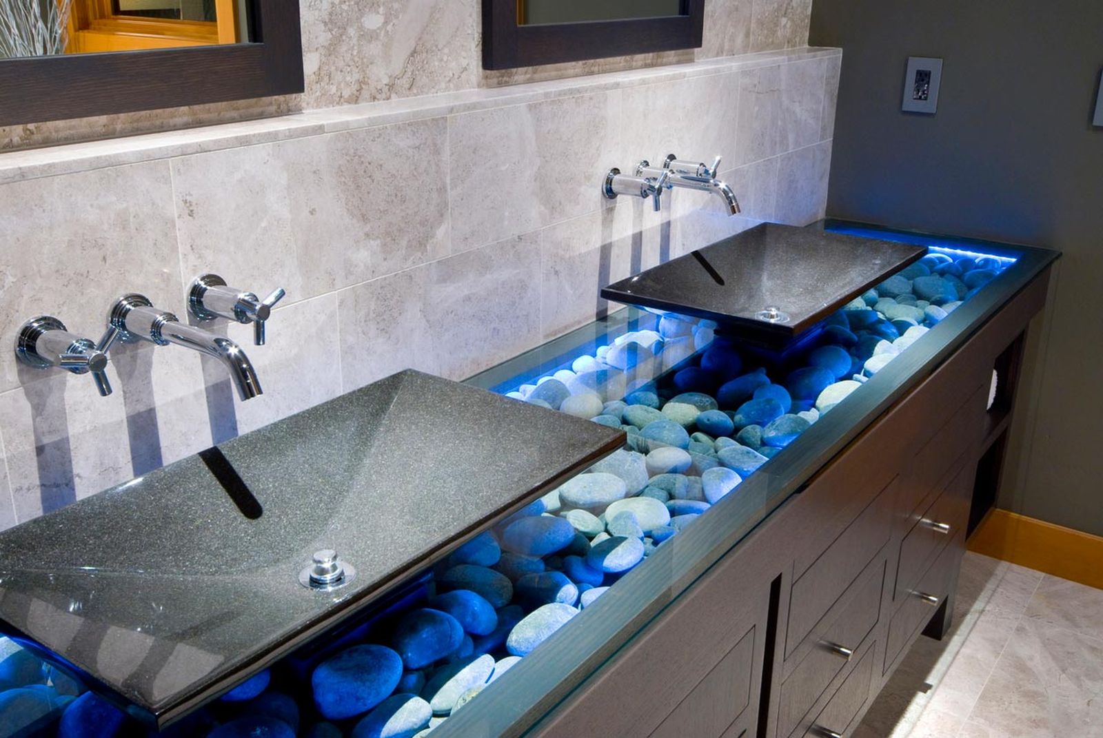 Madera y piedra para decorar el baño 10