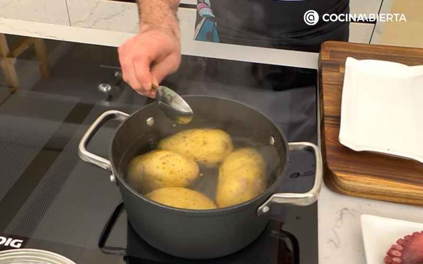 Cuece las patatas