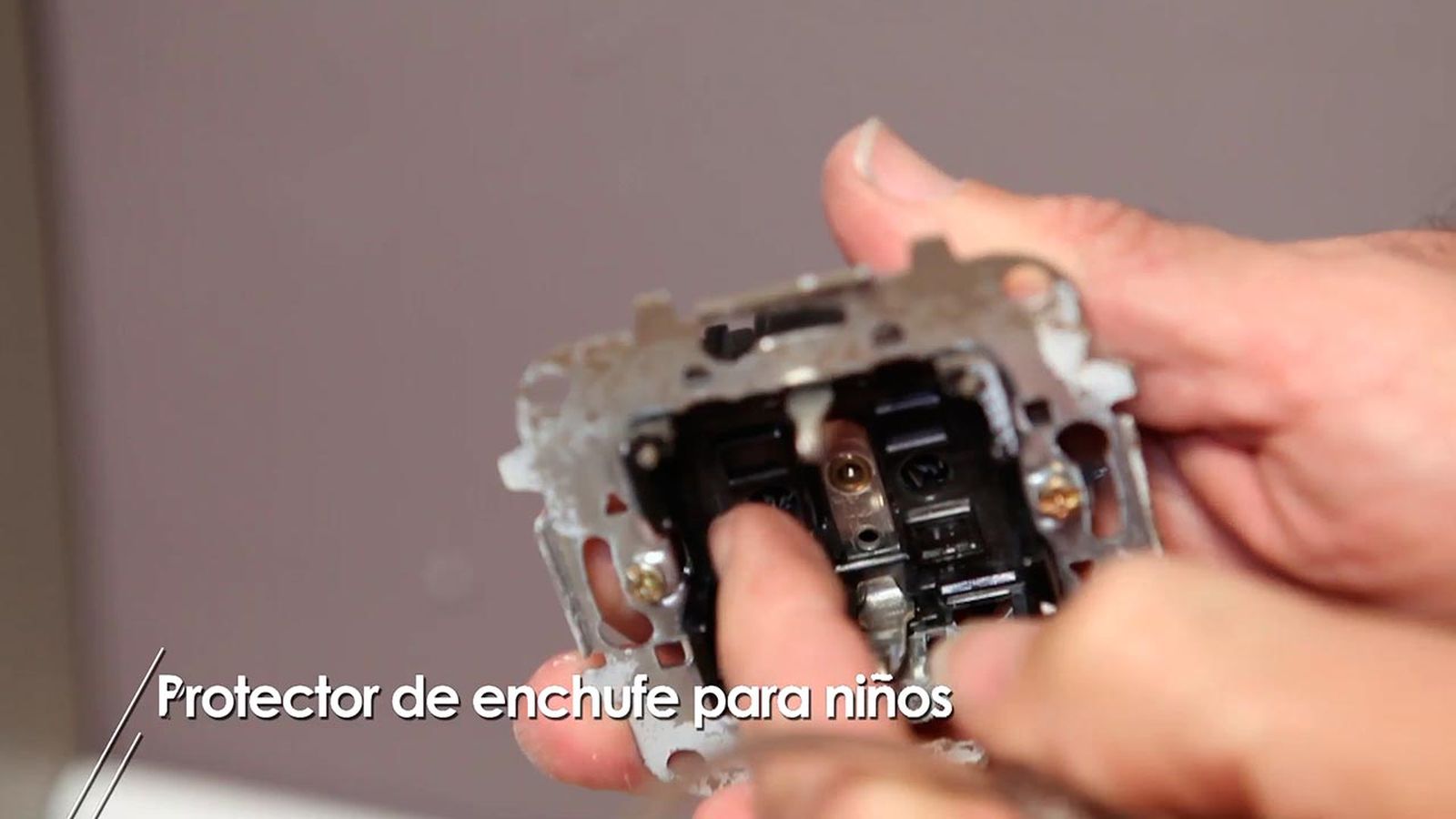 Protector de enchufes para niños paso 3