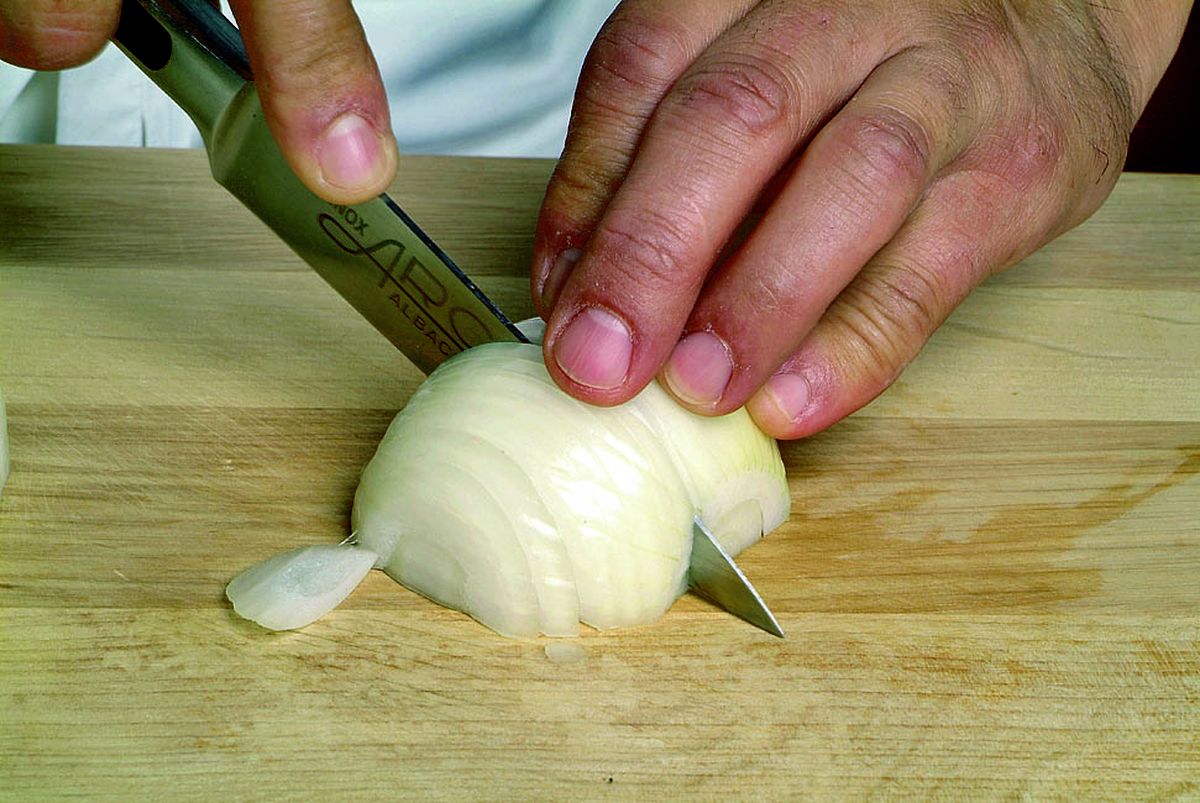 receta picar cebolla juliana paso1